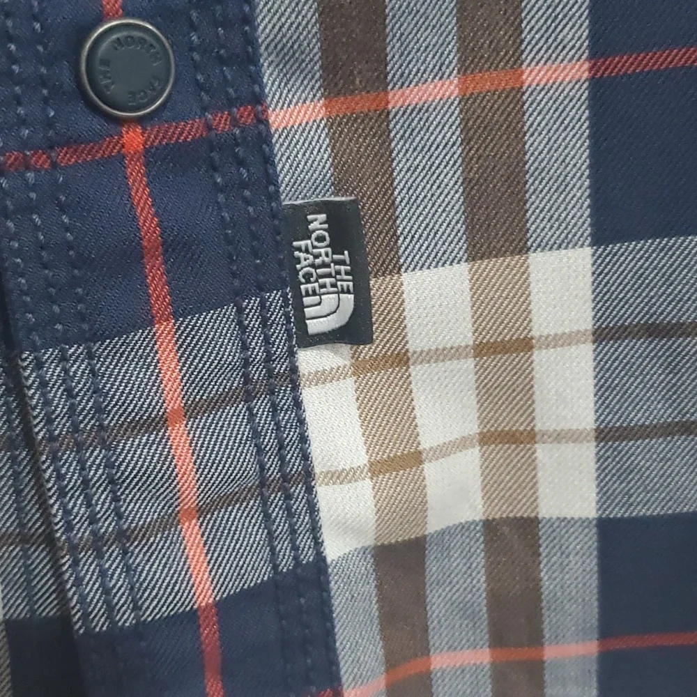 MENS THE NORTH FACE SHIRT WITH SNAPS SIZE MEDIUM